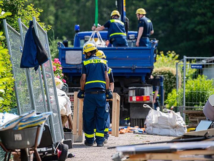 Mitarbeiter vom Technischen Hilfswerk (THW) sind mit dem Abriss der Gartenlaube des Verdächtigen im Missbrauchsfall von Münster beschäftigt.