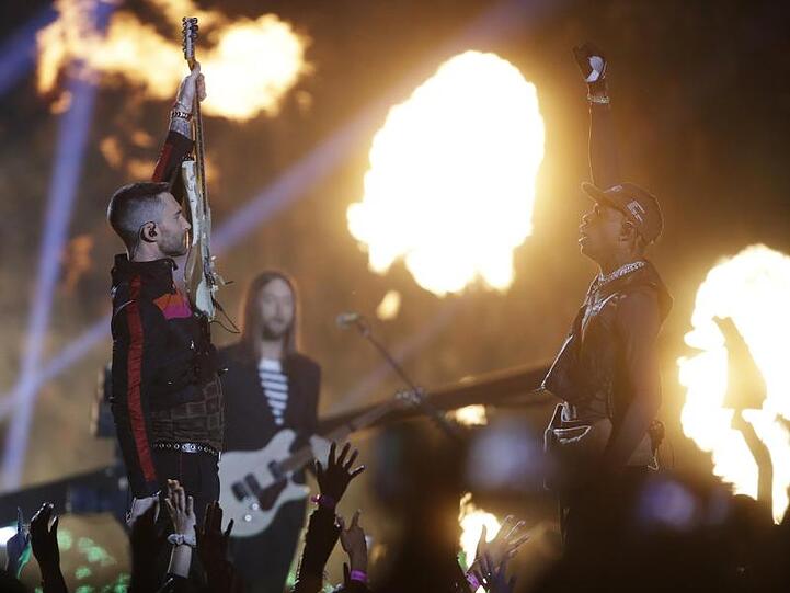 Rap trifft auf glatten Pop: Adam Levine (l) und Travis Scott bei der Halbzeit-Show.