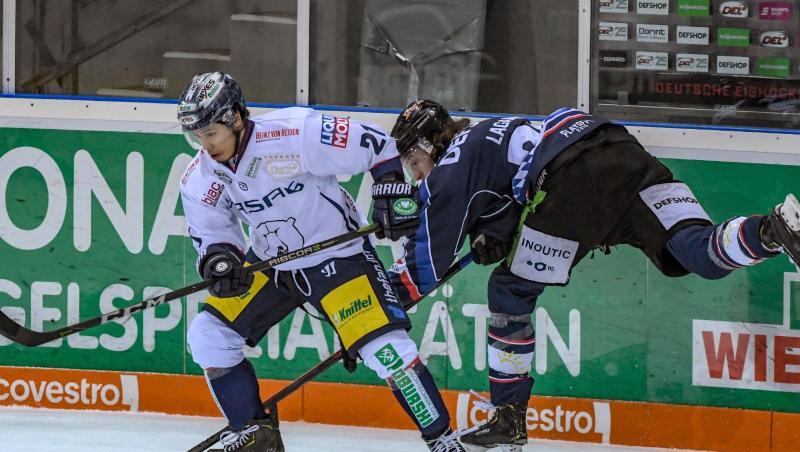 Antoine Laganiere von den Straubing Tigers (r) und Austin Ortega von den Eisbären Berlin kämpfen um den Puck. Foto: Armin Weigel Antoine Laganiere von den Straubing Tigers (r) und Austin Ortega von den Eisbären Berlin kämpfen um den Puck. Foto: Armin Weigel