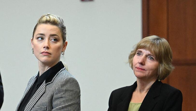 Amber Heard und ihre Anwältin Elaine Bredehoft.