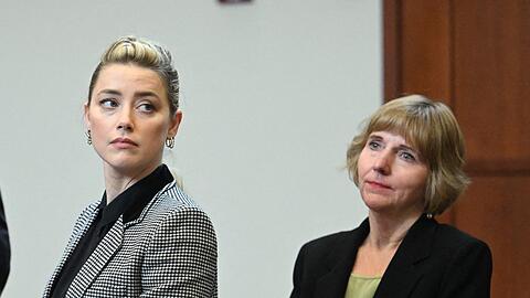 Amber Heard und ihre Anwältin Elaine Bredehoft.