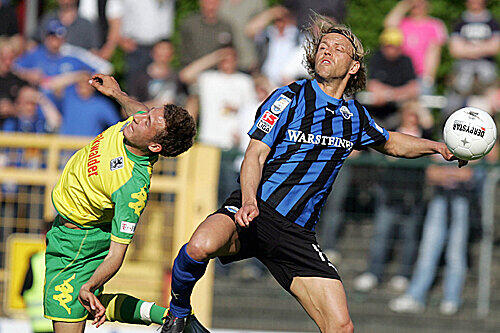 Löwe in Schieflage: Fabian Johnson im Duell mit dem Paderborner Alexander Löbe.