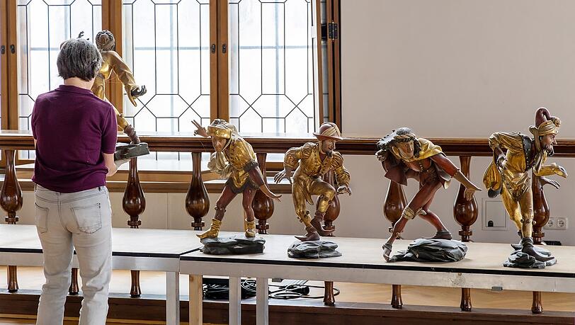 Das sind die Kopien der berühmten Moriskentänzer. Sie stehen sonst im Saal des Alten Rathauses und bald schon im Pariser Louvre.