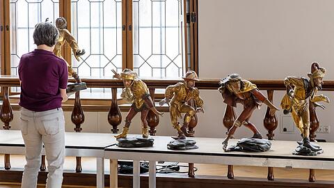 Das sind die Kopien der berühmten Moriskentänzer. Sie stehen sonst im Saal des Alten Rathauses und bald schon im Pariser Louvre.