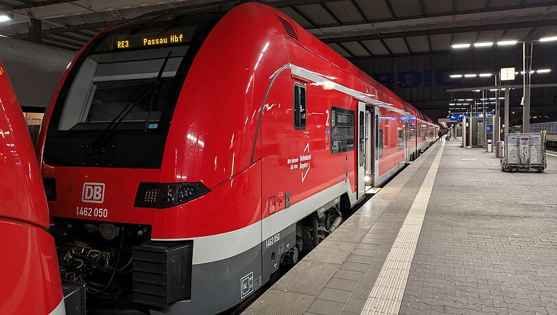 Schon von außen ist erkennbar: Dieser Regionalzug kann noch nicht lange auf den Schienen unterwegs sein. Dafür ist er schlichtweg zu sauber. Der Zug ist zweigeteilt. Am vorderen Teil steht Passau nicht angeschrieben, was bei Reisenden zu Verwirrungen führt.