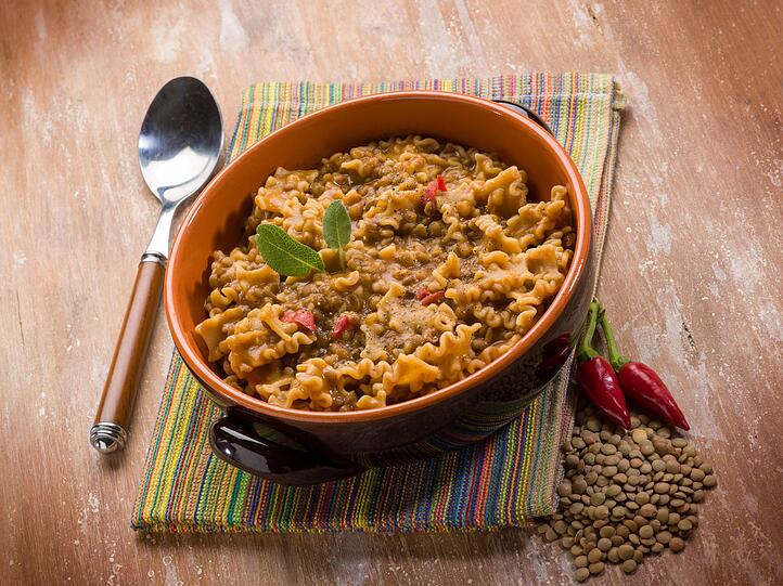 Für eine proteinreiche One-Pot-Linsenpasta braten Sie 300 Gramm gewürfelte Hähnchenbrust mit einem Esslöffel Öl an. Dann fügen Sie 250 Gramm Linsenpasta, 700 Milliliter passierte Tomaten, einen Esslöffel Tomatenmark und 300 Milliliter Wasser hinzu. Würzen Sie mit einem Teelöffel Paprikapulver sowie Salz und Pfeffer. Nach etwa zwölf Minuten Garzeit rühren Sie 50 Gramm geriebenen Parmesan unter. Vor dem Servieren etwas frische Petersilie darüberstreuen. Für eine proteinreiche One-Pot-Linsenpasta braten Sie 300 Gramm gewürfelte Hähnchenbrust mit einem Esslöffel Öl an. Dann fügen Sie 250 Gramm Linsenpasta, 700 Milliliter passierte Tomaten, einen Esslöffel Tomatenmark und 300 Milliliter Wasser hinzu. Würzen Sie mit einem Teelöffel Paprikapulver sowie Salz und Pfeffer. Nach etwa zwölf Minuten Garzeit rühren Sie 50 Gramm geriebenen Parmesan unter. Vor dem Servieren etwas frische Petersilie darüberstreuen.