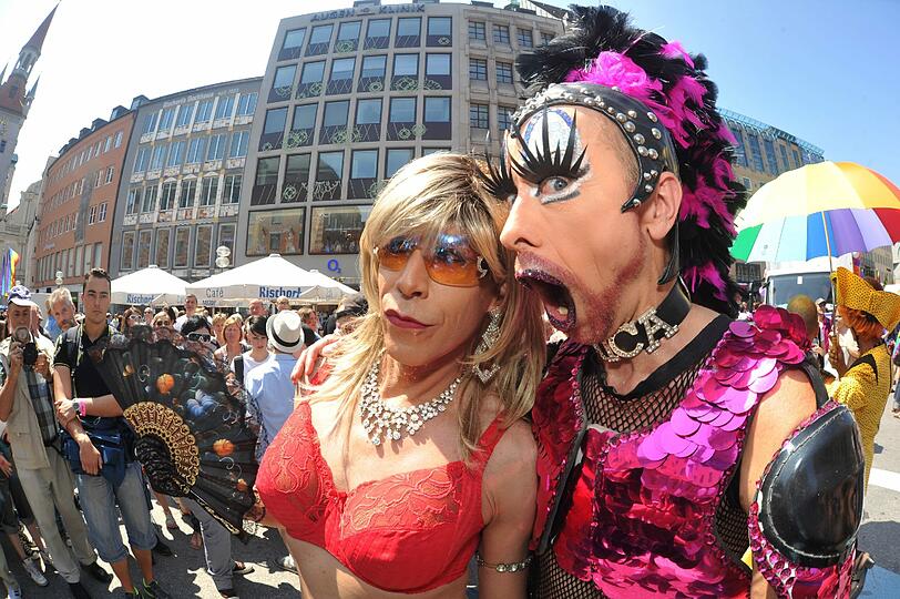 Sie feiern: Schwule, Lesben und Transgender tummeln sich auf Münchens Straßen und feiern den Christopher Street Day 2011