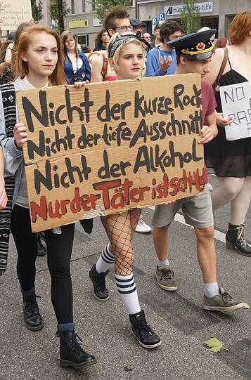 Beim Slutwalk in München haben heute rund 200 Menschen unter dem Motto "Nein heißt Nein" gegen Diskriminierung und Sexismus demonstriert. Sie stellen sich damit gegen sexualisierte Gewalt sowie gegen Vergewaltigungsmythen und -verharmlosungen.