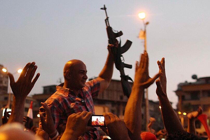 Ausnahmezustand am auf dem Tahrir-Platz in Kairo. Millionen Menschen feiern die Absetzung von Mohammed Mursi durch das ägyptische Militär.