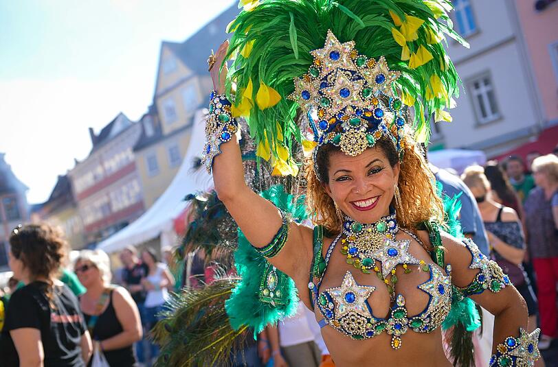 Eine Sambatänzerin posiert auf dem 23. Internationalen Samba-Festival in Coburg (Bayern) für die Kamera. Das Samba-Festival im Juli ist seit vielen Jahren in der Region Coburg einer der Höhepunkte des Sommers.