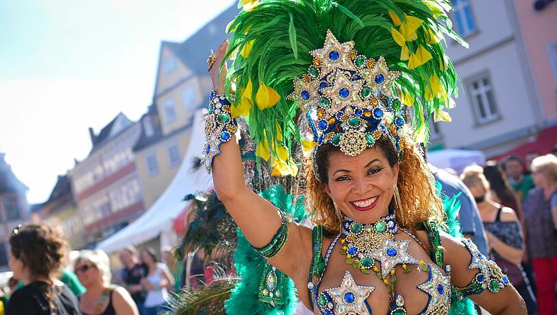 Eine Sambatänzerin posiert auf dem 23. Internationalen Samba-Festival in Coburg (Bayern) für die Kamera. Das Samba-Festival im Juli ist seit vielen Jahren in der Region Coburg einer der Höhepunkte des Sommers. Eine Sambatänzerin posiert auf dem 23. Internationalen Samba-Festival in Coburg (Bayern) für die Kamera. Das Samba-Festival im Juli ist seit vielen Jahren in der Region Coburg einer der Höhepunkte des Sommers.