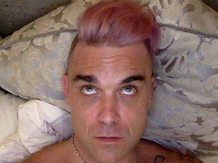 Da ist wohl etwas schiefgelaufen: Robbie Williams hat jetzt pinke Haare.