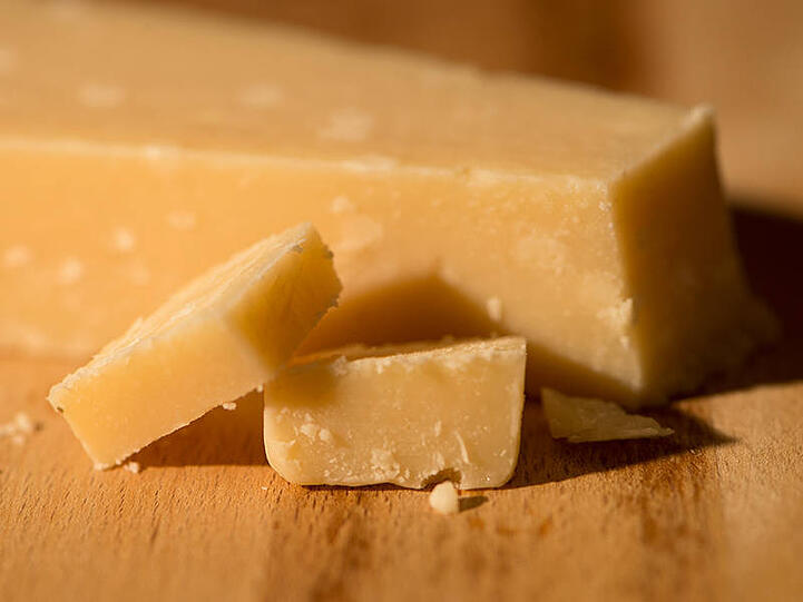Warum schmeckt der Parmensan so, wie er schmeckt? Das haben Münchner Forscher jetzt herausgefunden.