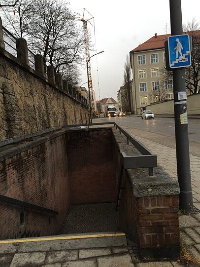 Auch für Fußgänger zum Beispiel mit Kinderwagen oder für alte Menschen mit Rollator würde sich die Situation verbessern, sagen die Befürworter der Brücke. Bislang gibt es nur die Unterführung mit der Treppe an der Ichostraße.