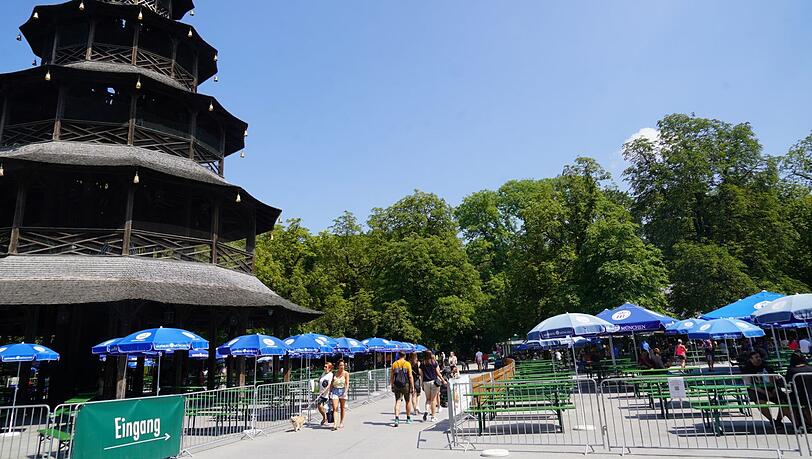 Die Freischankfläche des Biergartens am Chinesischen Turm. Die Freischankfläche des Biergartens am Chinesischen Turm.