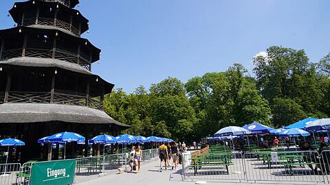 Die Freischankfläche des Biergartens am Chinesischen Turm.