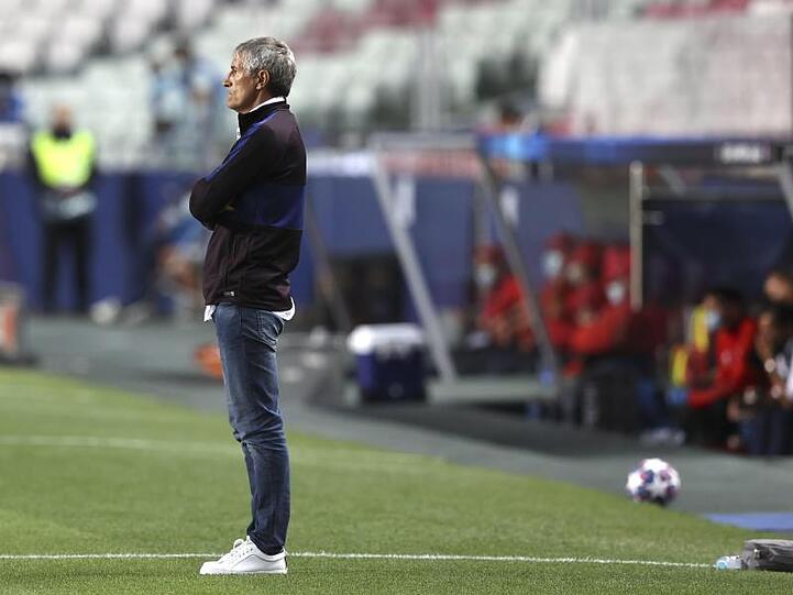 Barcelonas Cheftrainer Quique Setien beobachtet von der Seitenlinie das Spiel. Foto: Rafael Marchante/Reuters Pool/dpa