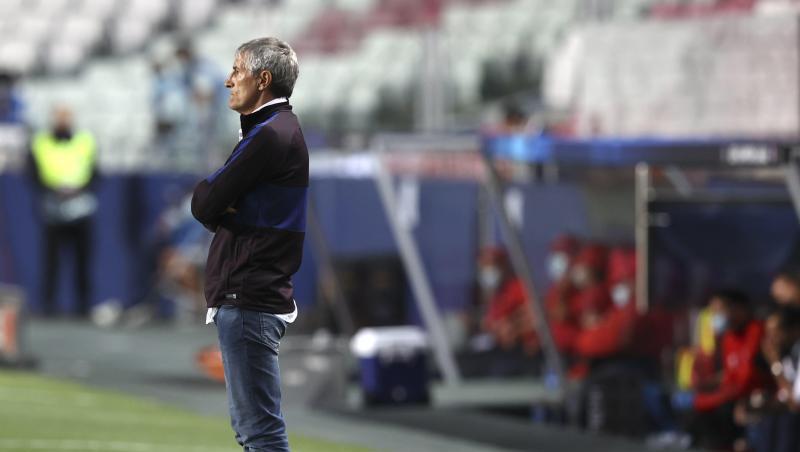 Barcelonas Cheftrainer Quique Setien beobachtet von der Seitenlinie das Spiel. Foto: Rafael Marchante/Reuters Pool/dpa Barcelonas Cheftrainer Quique Setien beobachtet von der Seitenlinie das Spiel. Foto: Rafael Marchante/Reuters Pool/dpa