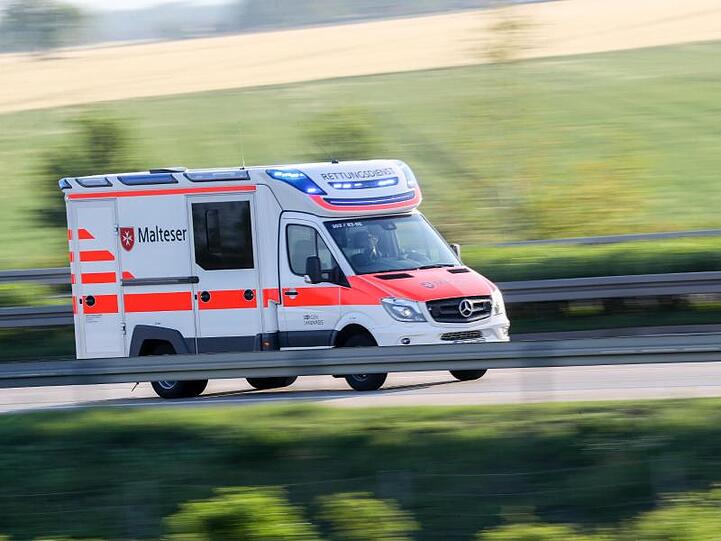 Ein Rettungswagen fährt mit Blaulicht zur Unfallstelle. Foto: Jan Woitas/zb/dpa/Archivbild