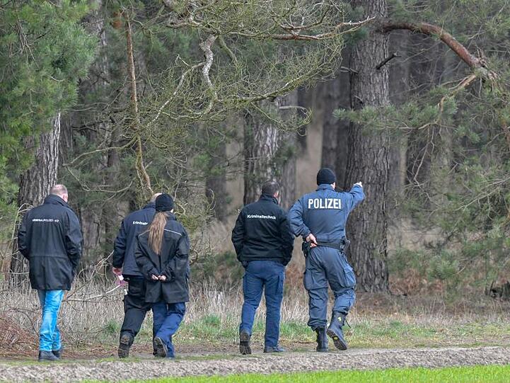 Polizisten und Kriminaltechniker suchen bei Storkow in Brandenburg nach Rebecca.