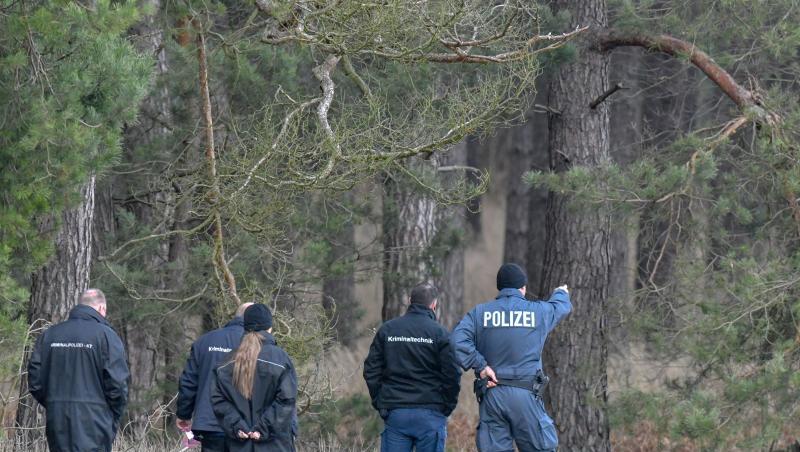 Polizisten und Kriminaltechniker suchen bei Storkow in Brandenburg nach Rebecca. Polizisten und Kriminaltechniker suchen bei Storkow in Brandenburg nach Rebecca.