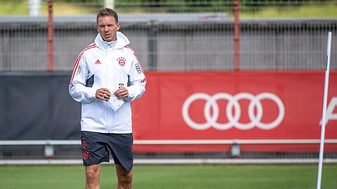 Trainer Julian Nagelsmann leitet das Training.