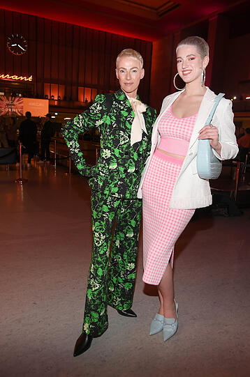 Martina Geissenebner-Teskey mit Tochter Lou-Anne Geissenebener-Teskey bei der Marc Cain-Show.