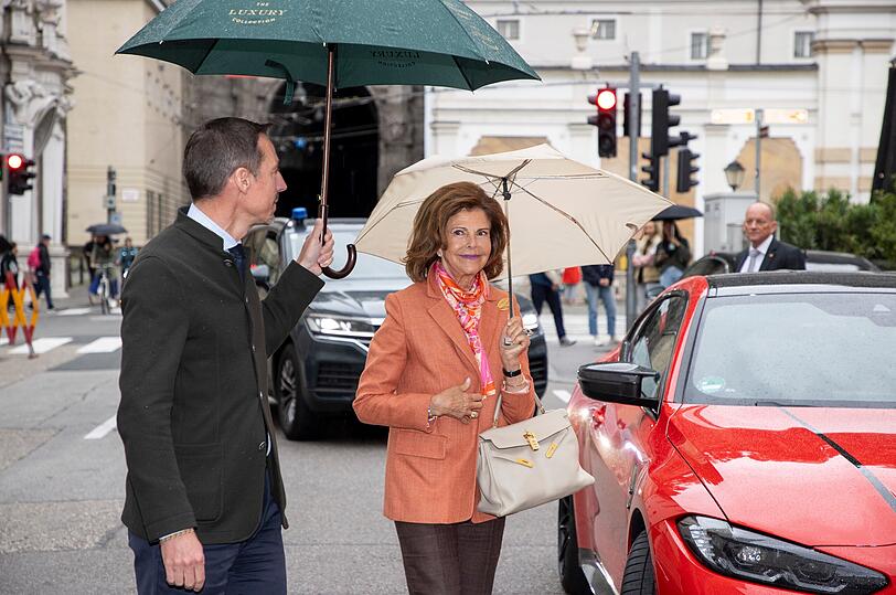 Königin Silvia von Schweden kam in einem roten BMW an