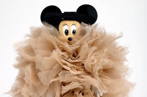 Sexiest Mouse Alive: Minnie in voluminöser Abendgarderobe von Paule Ka.