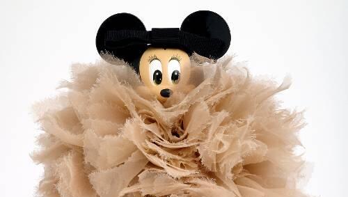 Sexiest Mouse Alive: Minnie in voluminöser Abendgarderobe von Paule Ka. Sexiest Mouse Alive: Minnie in voluminöser Abendgarderobe von Paule Ka.