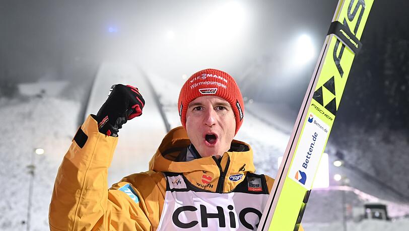 Karl Geiger jubelt sich über seinen Sieg in Klingenthal.