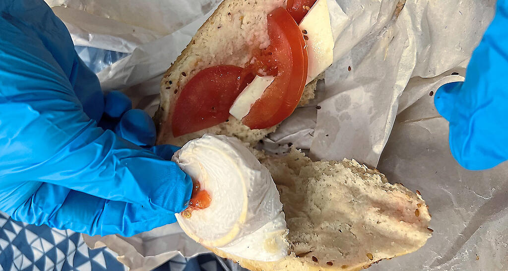 Flughafen München: Frau schmuggelt wertvolles Stück in Baguette ...