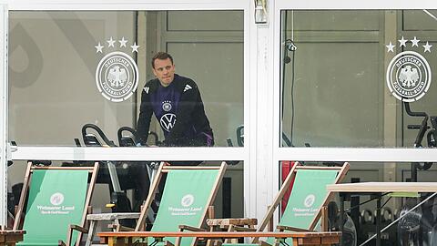DFB-Torwart Manuel Neuer beim Aufwärmen in Blankenhain.