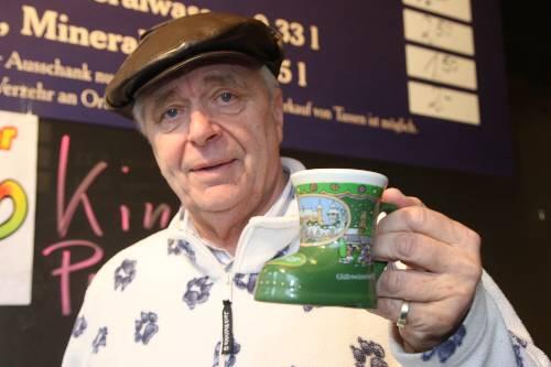 Setzt auf die freie Marktwirtschaft: Peter Altschmied (63) an seinem Glühweinstand an der Ecke König-/Kaiserstraße.