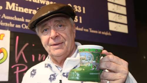 Setzt auf die freie Marktwirtschaft: Peter Altschmied (63) an seinem Glühweinstand an der Ecke König-/Kaiserstraße. Setzt auf die freie Marktwirtschaft: Peter Altschmied (63) an seinem Glühweinstand an der Ecke König-/Kaiserstraße.