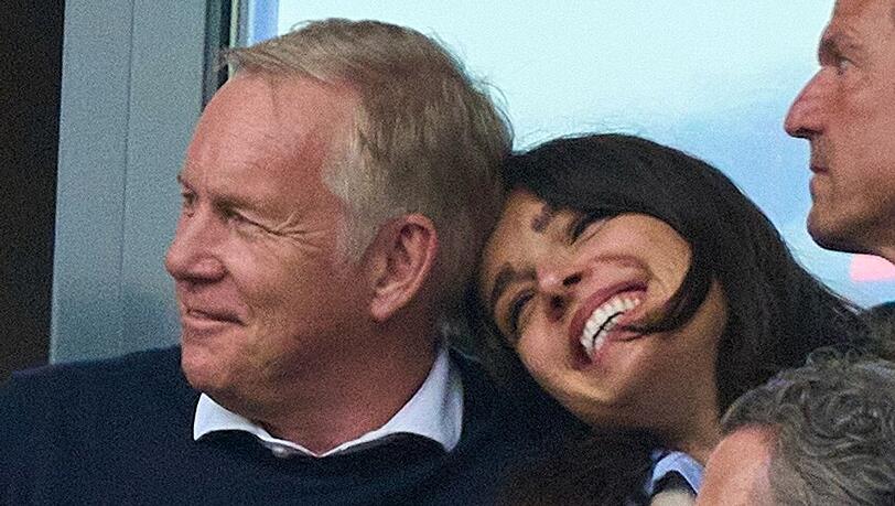 Johannes B. Kerner mit seiner Ehefrau Alina am Wochenende beim Fußball-Bundesligaspiel in Leipzig.