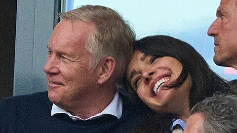 Johannes B. Kerner mit seiner Ehefrau Alina am Wochenende beim Fußball-Bundesligaspiel in Leipzig.