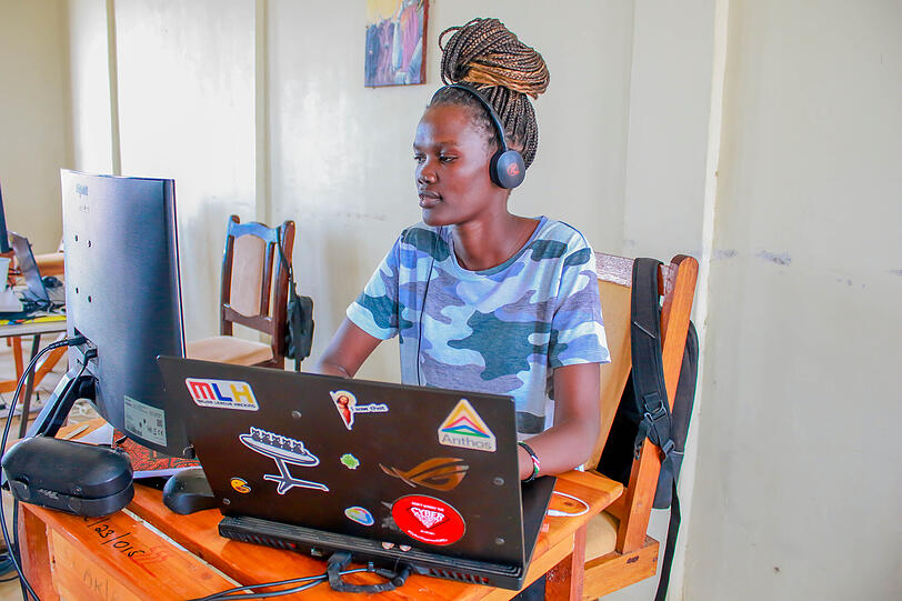 Eine Frau im Projekt Learning Lions sitzt am Laptop. Bildung von Frauen ist Ludwig Prinz von Bayern besonders wichtig. Eine Frau im Projekt Learning Lions sitzt am Laptop. Bildung von Frauen ist Ludwig Prinz von Bayern besonders wichtig.