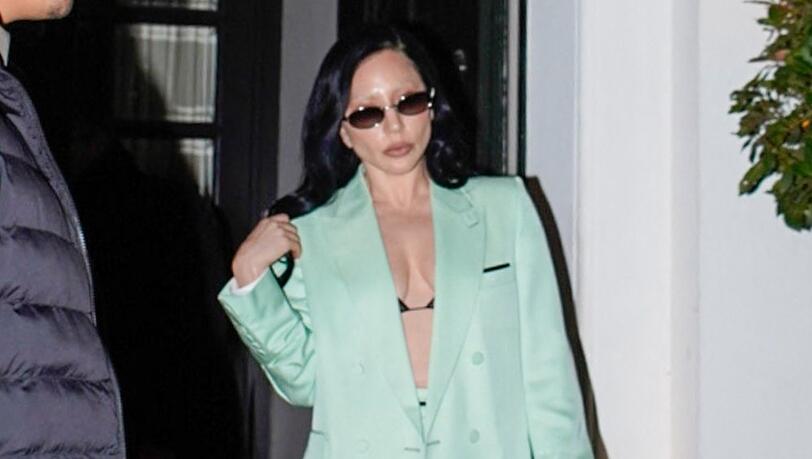 Lady Gaga zeigte sich in Paris mit schwarzen Haaren.