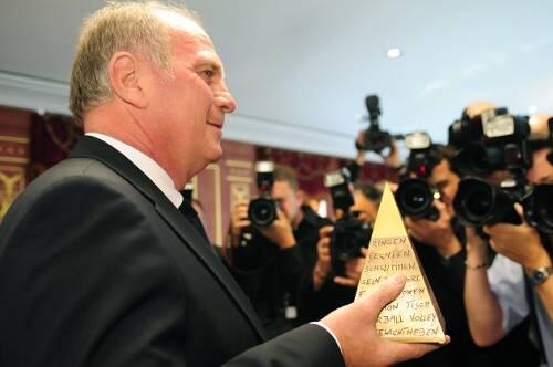 Seit 1979 ist Uli Hoeneß Bayern-Manager. Nun bekam er in Berlin von der Stiftung Deutsche Sporthilfe die Goldene Sportpyramide.