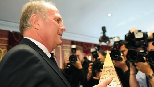 Seit 1979 ist Uli Hoeneß Bayern-Manager. Nun bekam er in Berlin von der Stiftung Deutsche Sporthilfe die Goldene Sportpyramide. Seit 1979 ist Uli Hoeneß Bayern-Manager. Nun bekam er in Berlin von der Stiftung Deutsche Sporthilfe die Goldene Sportpyramide.