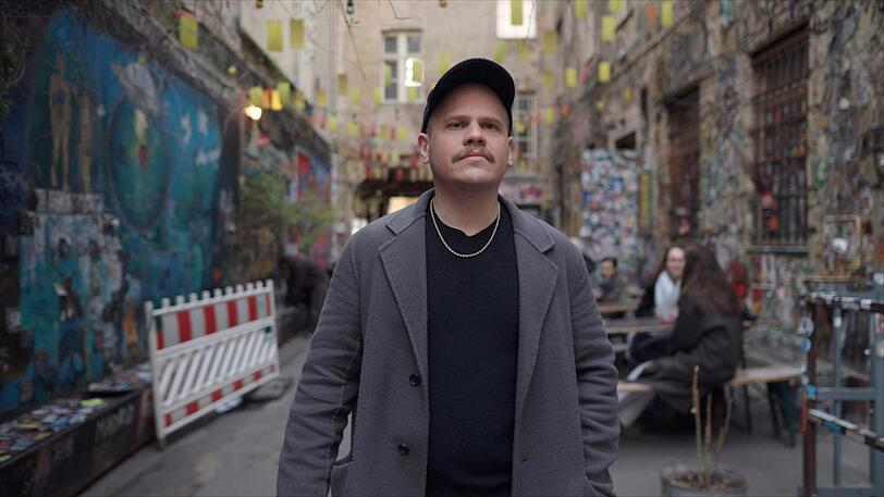 Autor und Journalist Tobias Ginsburg erklärt, wie Dating-Coaches in den sozialen Medien die Unsicherheiten von Männern ausnutzen und damit Geld verdienen. "Das ist schwer erträglich", sagt Ginsburg. Autor und Journalist Tobias Ginsburg erklärt, wie Dating-Coaches in den sozialen Medien die Unsicherheiten von Männern ausnutzen und damit Geld verdienen. "Das ist schwer erträglich", sagt Ginsburg.