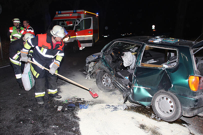 Warum ein VW Golf und ein Ford auf der Staatsstraße 2068 bei Mailing zusammenstießen, ist bisher unbekannt. Fünf Personen wurden bei dem Unfall verletzt, eine Frau, die 25-jährige Fahrerin des VW Golf, schwer.