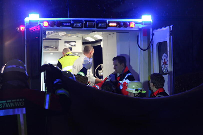 In Forstinning wurde eine Frau angefahren und schwer verletzt - Bilder von der Unfallstelle