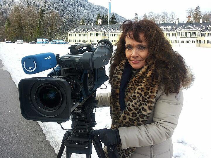 DEN STADTRAT IM FOKUS - 

Claudia Hammerschmidt (54) haut auf den Putz: &bdquo;Jetzt kandidiere ich für den Stadtrat mit einem Thema, das mich so zornig macht, dass ich beschloss, in die Politik zu gehen.&ldquo; 
Ihr Ärger: &bdquo;Die Situation alleinerziehender, berufstätiger Frauen in dieser Stadt ist ein Skandal.&ldquo; Seit drei Jahren ist sie in der CSU, jetzt hofft die Mutter von zwei Töchtern, ins Rathaus zu kommen.
&bdquo;Ich bin Kamerafrau, und mein Gehalt geht durch drei &ndash; meine beiden Töchter und mich. Da ist nicht viel drin in der Haushaltskasse.&ldquo; Sie will das &bdquo;Image dieser Frauen bei Immobilienverbänden, Schulen und Arbeitgebern&ldquo; verbessern helfen.
