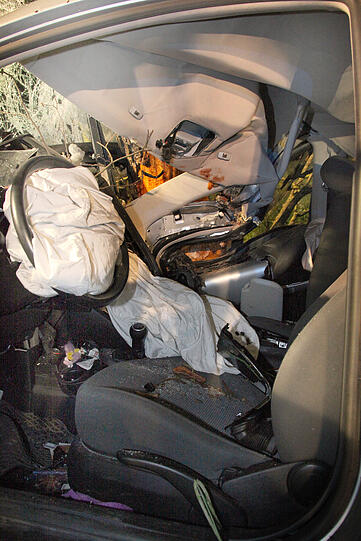 Betrunken und ohne Führerschein ist ein 17-Jähriger nach der Disco gegen einen Baum gerast. Die Bilder vom Unfallort.