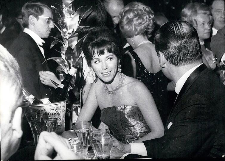 Im Deutschen Theater feiern Promis und Normalbürger. Der Blickfang im Jahr 1966: Marianne Koch.