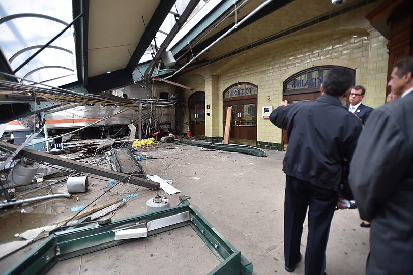 Der Bahnhof von Hoboken wurde bei dem Zugunglück großflächig zerstört. Die Bilder vom Unfallort.