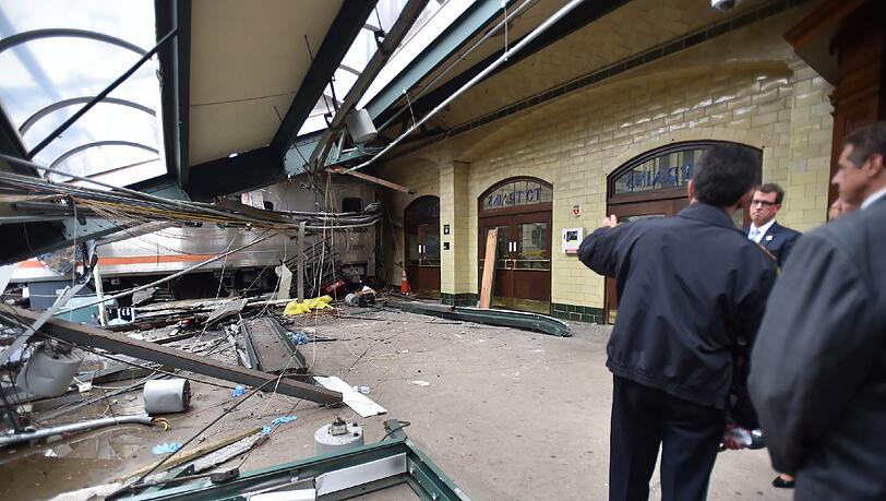 Der Bahnhof von Hoboken wurde bei dem Zugunglück großflächig zerstört. Die Bilder vom Unfallort. Der Bahnhof von Hoboken wurde bei dem Zugunglück großflächig zerstört. Die Bilder vom Unfallort.