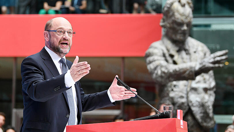 SPD-Kanzlerkandidat Martin Schulz hat am Sonntag – beobachtet von Willy Brandt – kämpferisch seinen Zukunftsplan präsentiert. SPD-Kanzlerkandidat Martin Schulz hat am Sonntag – beobachtet von Willy Brandt – kämpferisch seinen Zukunftsplan präsentiert.